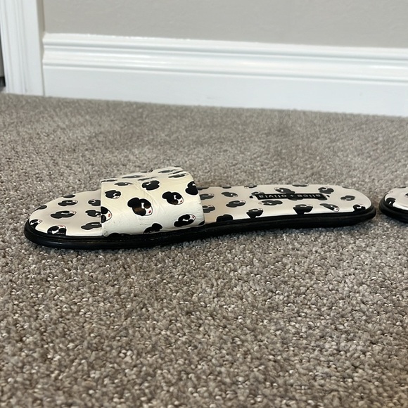 White leather Alice + Olivia Taleen slide sandals with Stace Face motif | 8.5 - Picture 6 of 7